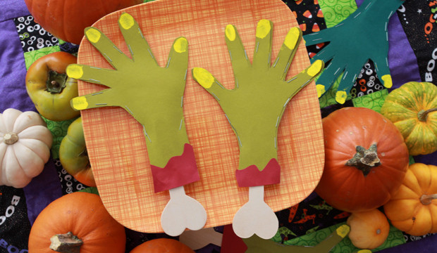 Paper Zombie Hand Pouches for Halloween Favors