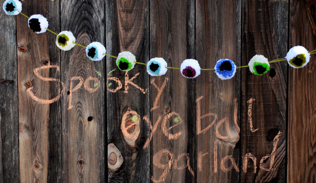 Pompom Eyeball Garland for Halloween!